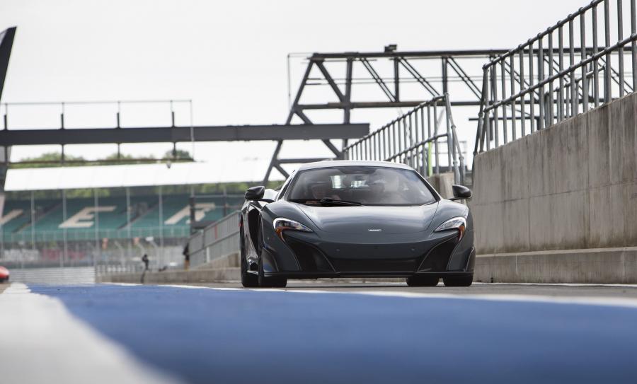  McLaren 675LT 2016 года  (US) (фото 17 из 29)